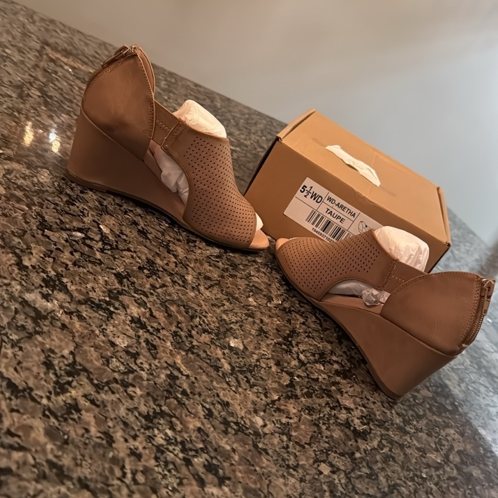 Journee Collection Aretha Taupe peep toe wedge NIB 5.5 - Picture 6 of 9